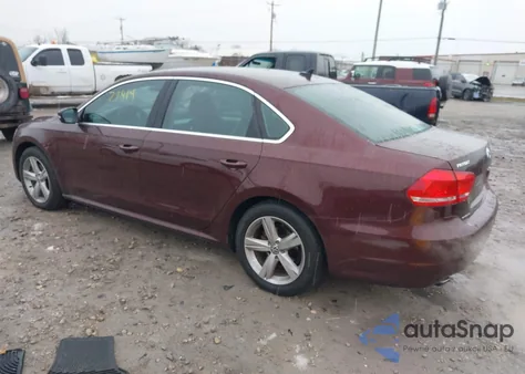 2013 Volkswagen Passat 2.5L Se z USA, uszkodzony, nr VIN 1VWBP7A35DC083352
